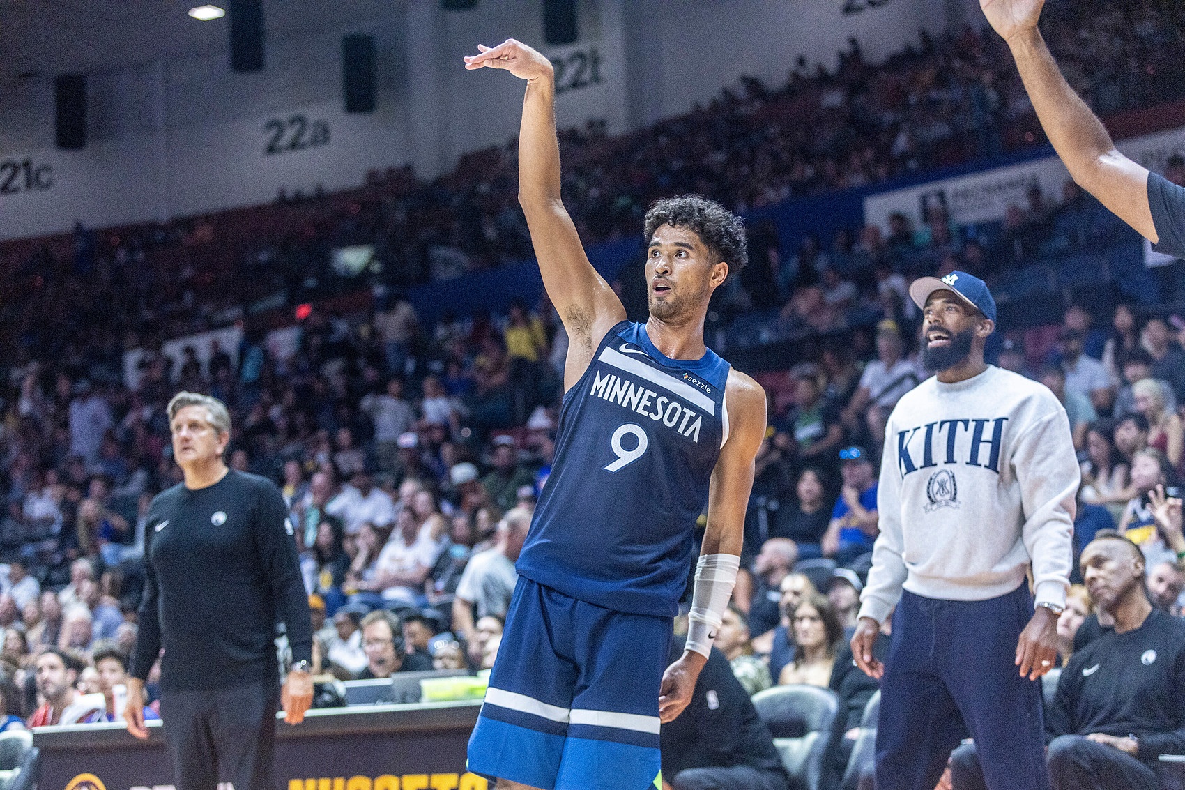 IQIYI 体育登录入口-错失李凯尔!勇士受困土豪线难签大牌 美媒建议捡漏侧翼球员朱赞