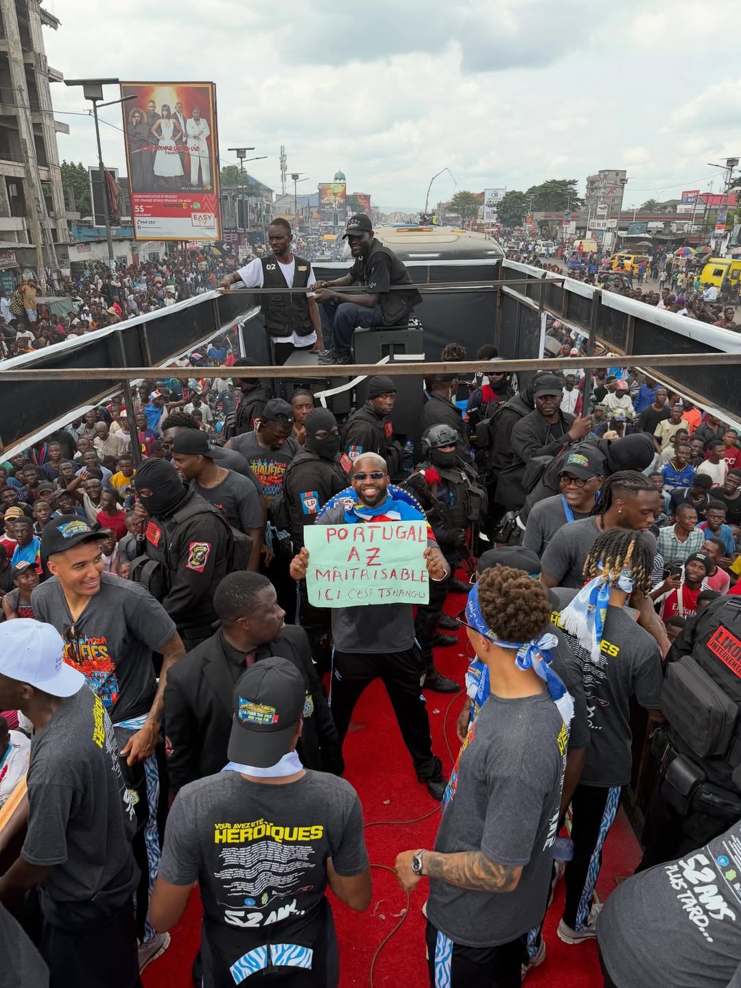 IQIYI 体育平台-放狠话×2！民主刚果游行庆典，巴坎布举标语：葡萄牙尽在掌握